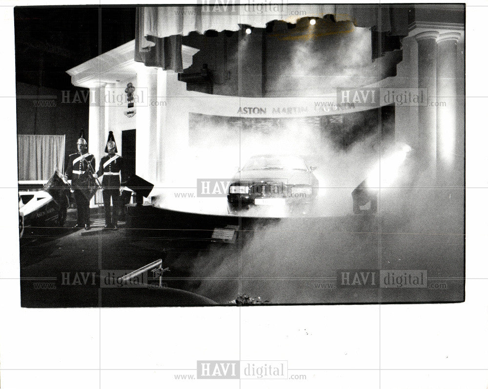 1990 Press Photo Gaurd Scarlet Swirling Fog Laser Light - Historic Images