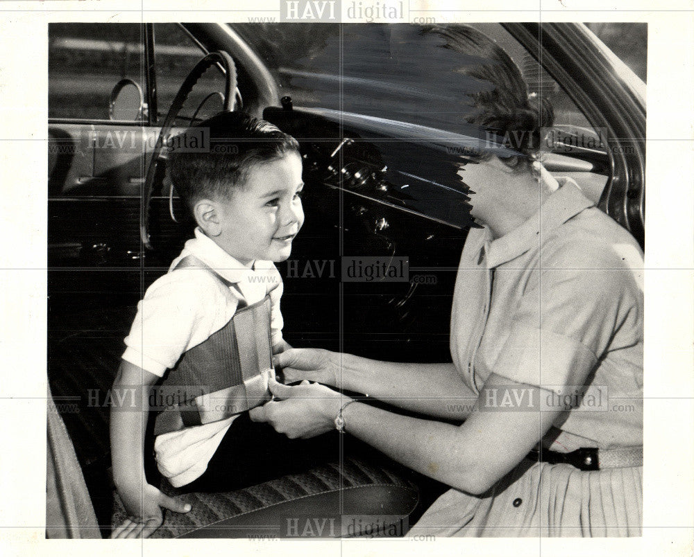 1963 Press Photo Car Seatbelt  Woman Buckle Up Child - Historic Images