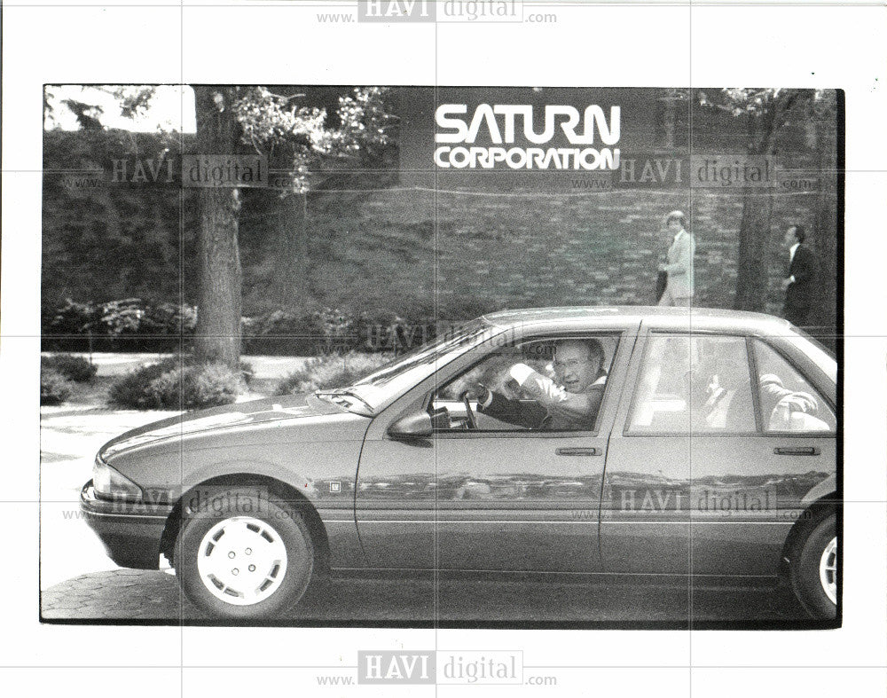 1985 Press Photo George Bush Detroit visit Saturn 1985 - Historic Images