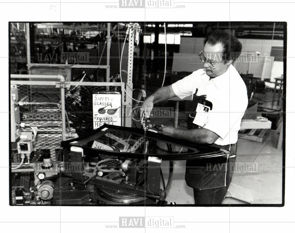 1990 Press Photo he is work on factory - Historic Images