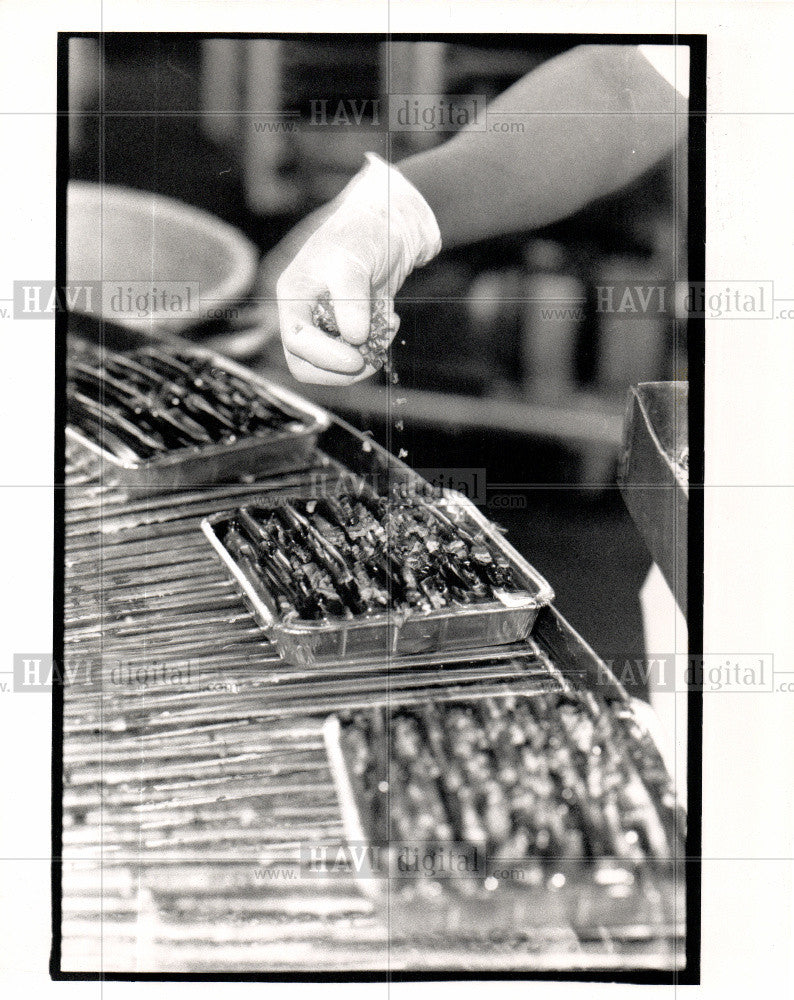 1989 Press Photo Sprinkling nuts on the Rocky Road Cake - Historic Images