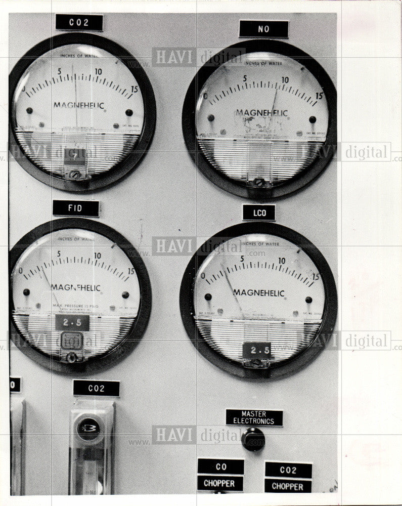 1975 Press Photo Emissions Testing Instruments - Historic Images