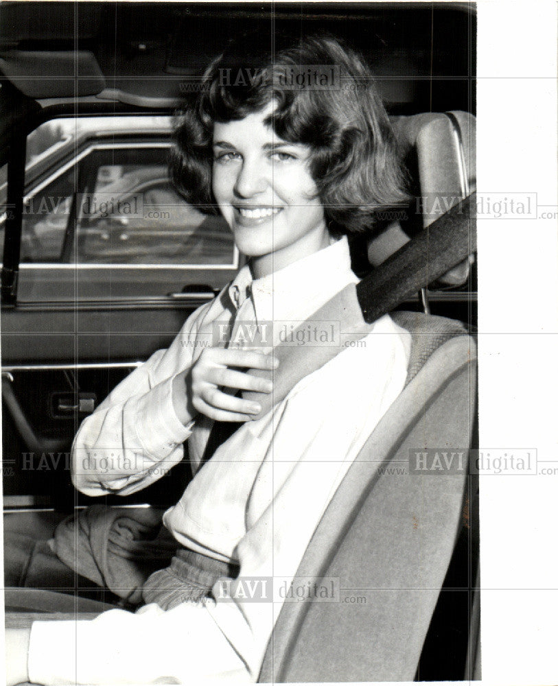 1985 Press Photo Seat belt automobile Strap Wrap - Historic Images
