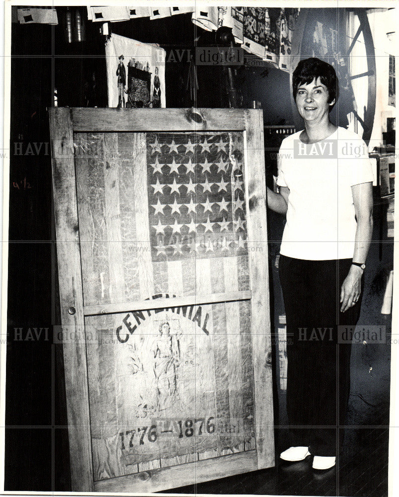 1975 Press Photo CENTENNIAL CELEBRATION flag - Historic Images