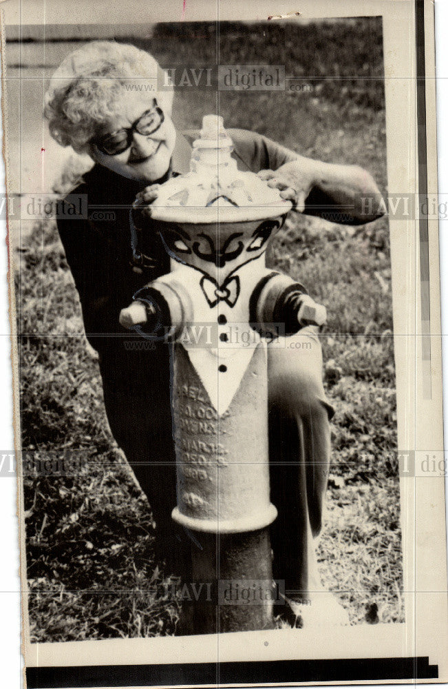 1975 Press Photo vera wheeler hydrant bicentennial - Historic Images