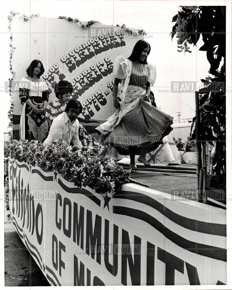 1976 Press Photo Bicentennial Parade, Filipino Float - Historic Images