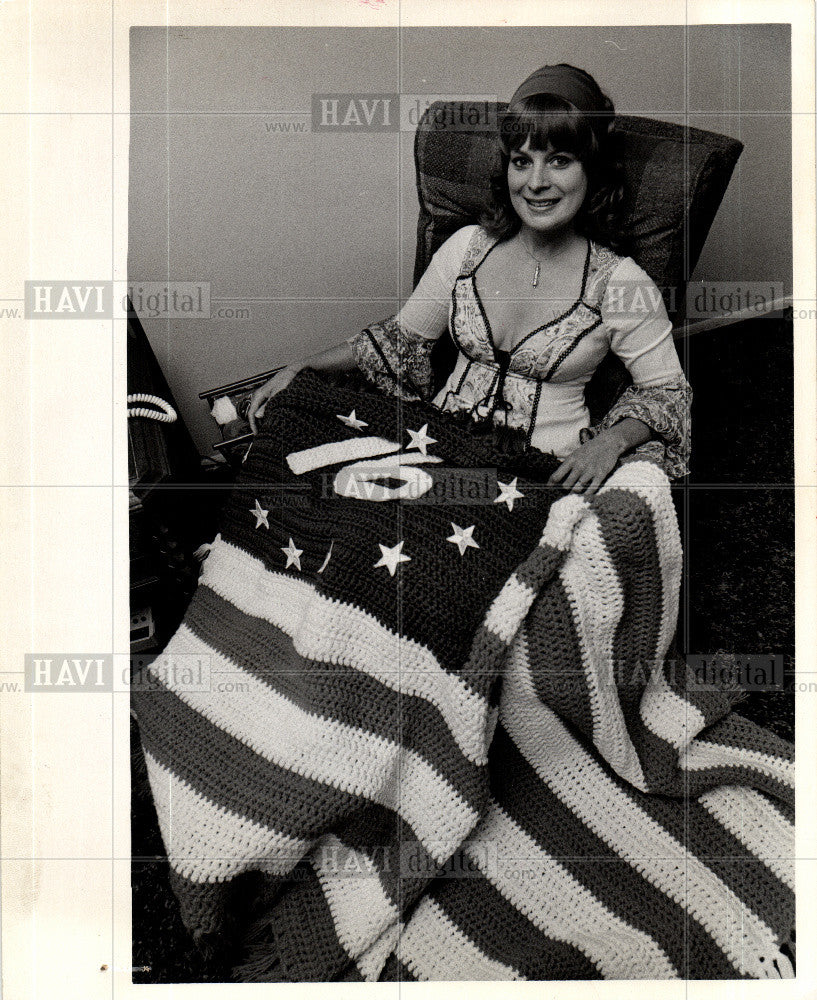 1976 Press Photo betsy ross, Sue Corigan Technician - Historic Images