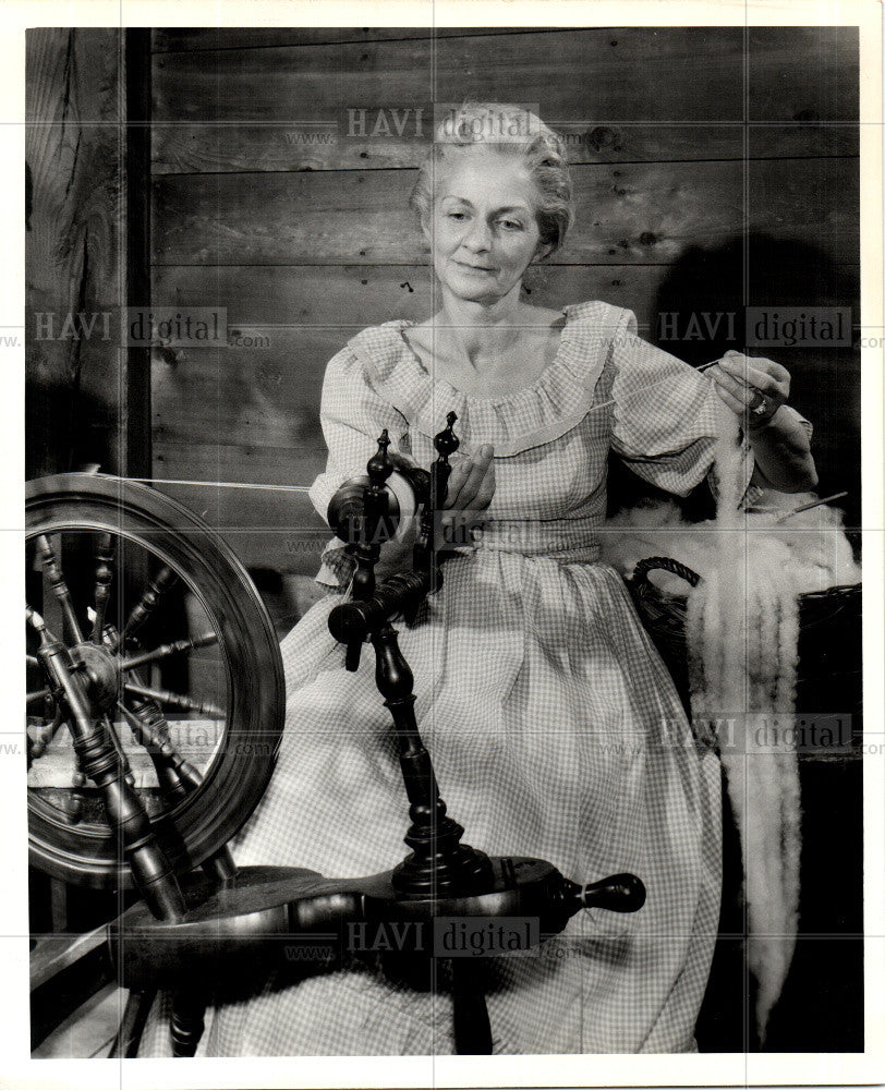 Press Photo Bicentennial Celebration Spinning Wool - Historic Images