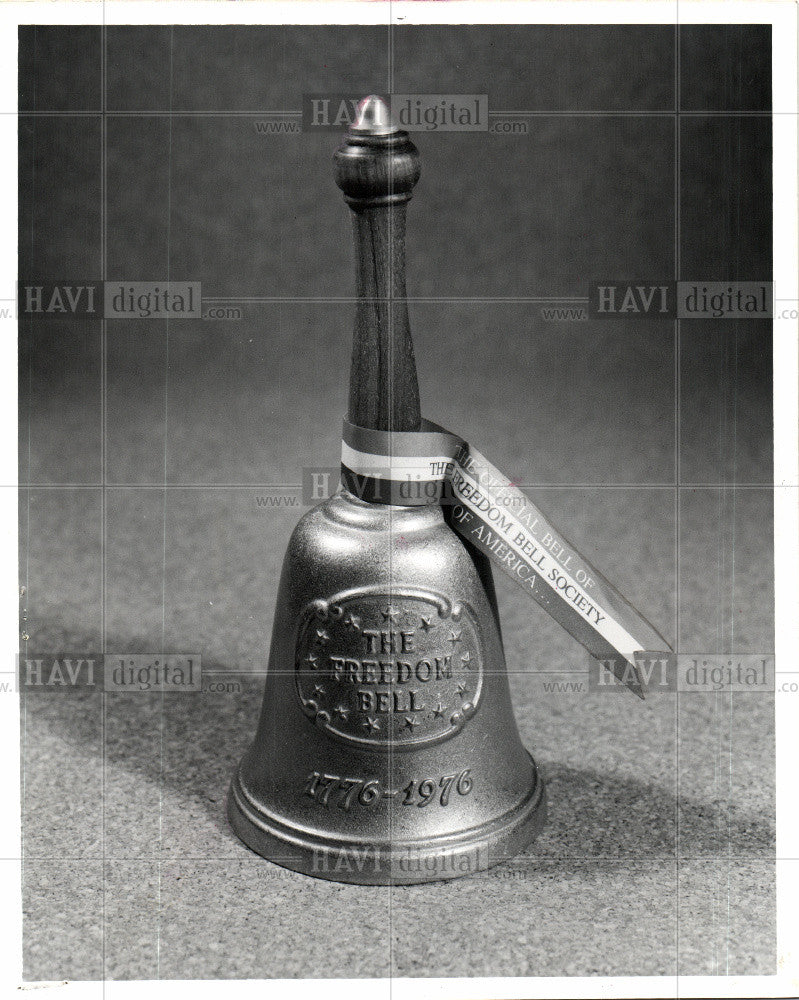 1976 Press Photo Hand bell cast Bicentennial Bell - Historic Images