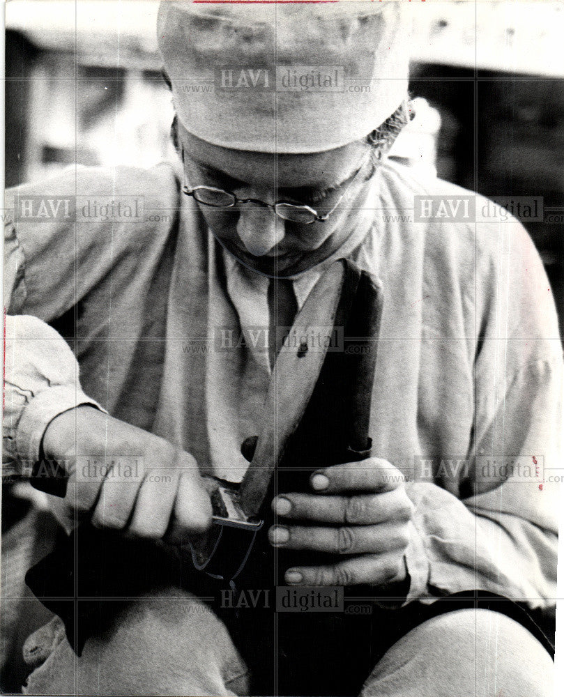 1976 Press Photo Bill Irons, cobbling - Historic Images