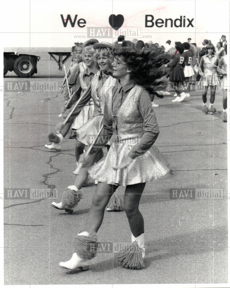 1982 Press Photo Bendix Redford cheerleaders - Historic Images