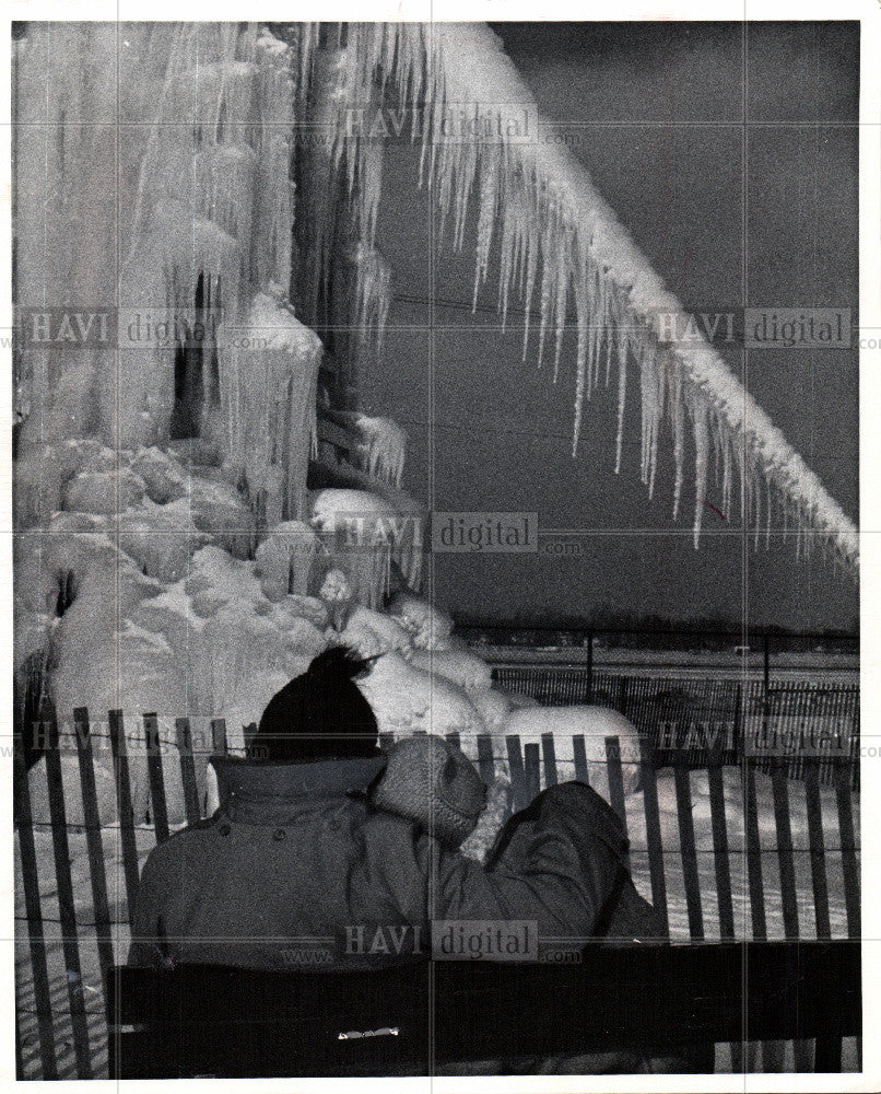 1969 Press Photo lovers weather - Historic Images