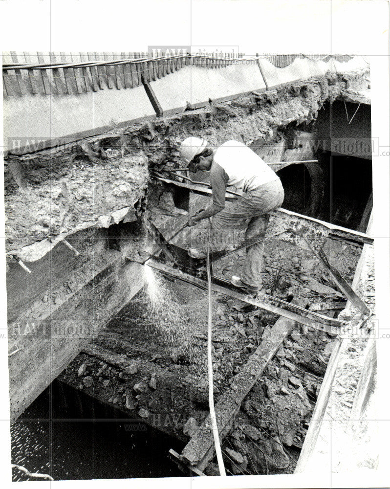 1984 Press Photo bridge that spans the Detroit River - Historic Images