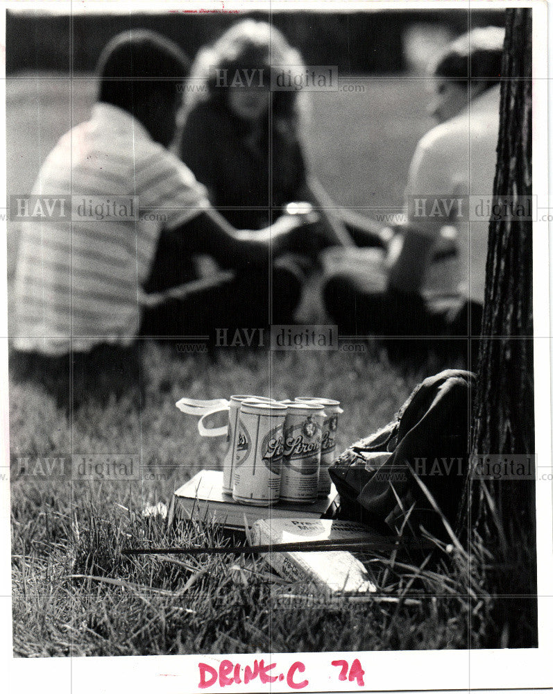 1983 Press Photo Beer drinking addiction - Historic Images