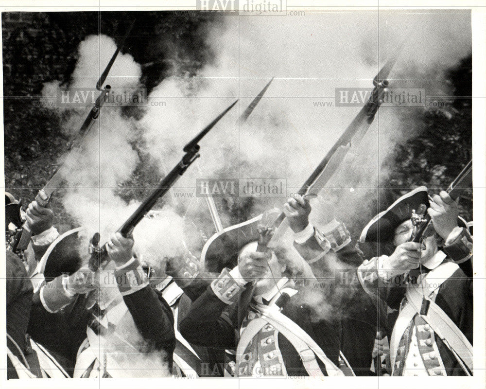 1976 Press Photo smoky volley muskets bicentinnial - Historic Images