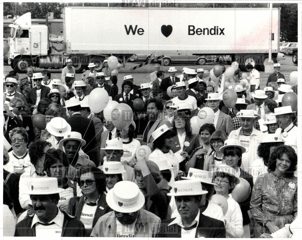 1982 Press Photo Bendix Corp. Unity Day rally employees - Historic Images