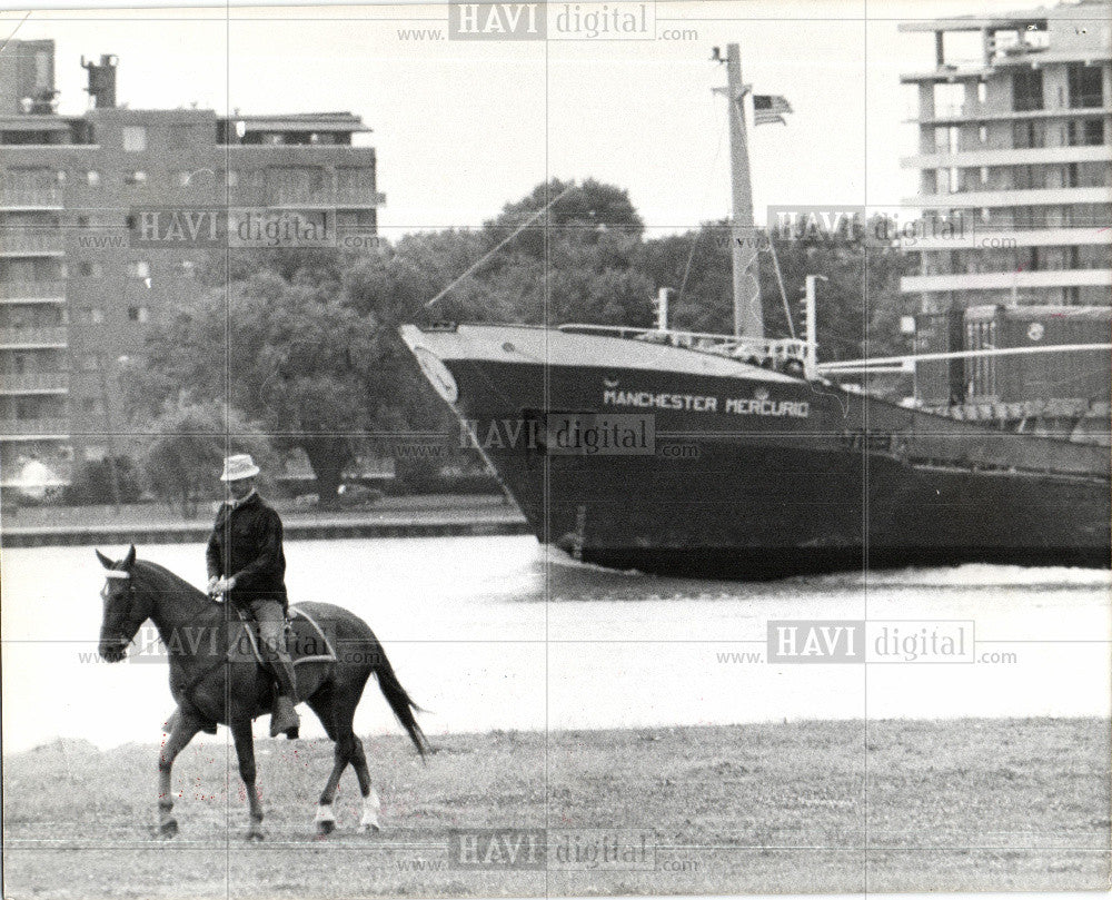 1977 Press Photo Belle Isle Horseback riding freighters - Historic Images