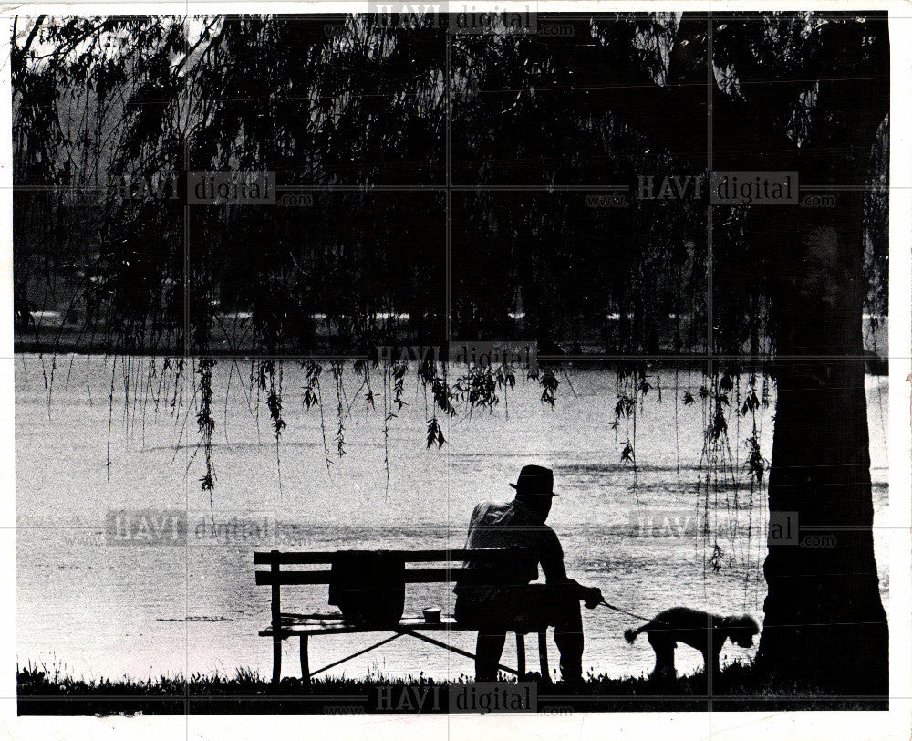 1974 Press Photo Belle Isle Bench Man Dog Lake - Historic Images