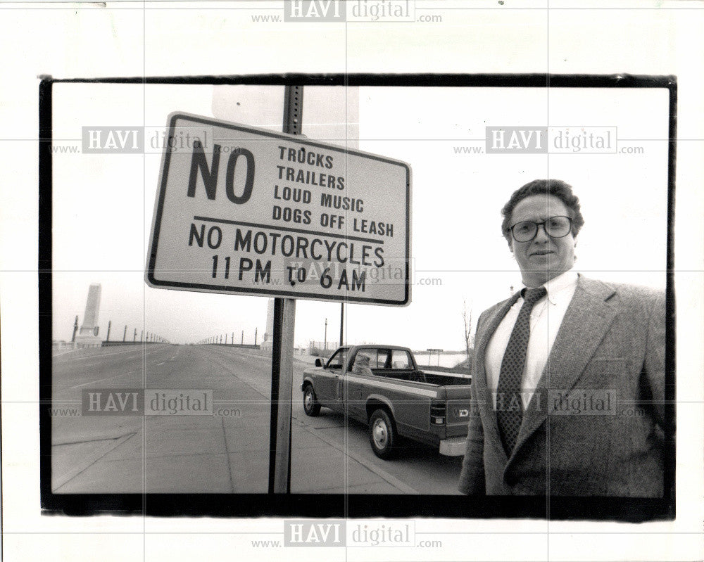 1989 Press Photo Belle Isle MI truck ban sign man - Historic Images