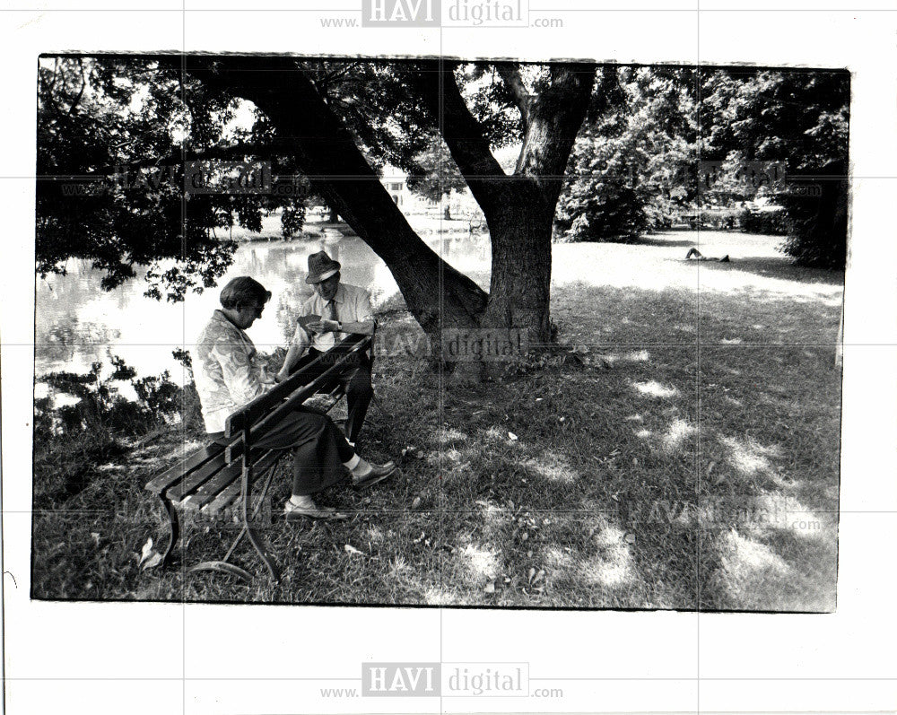 1981 Press Photo Anna Bogdan Ivan Grog Belle Isle shade - Historic Images