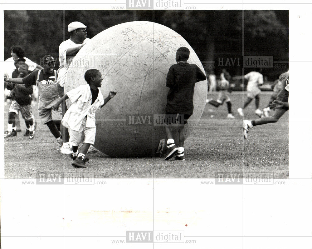 1992 Press Photo KIDS HAVING FUN OUTSIDE - Historic Images