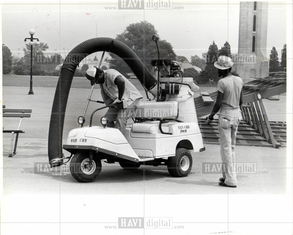 1979 Press Photo JAMES DIXON Elephant Vacuum Cleaner - Historic Images