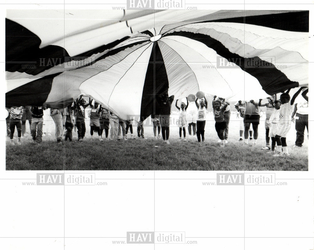 1989 Press Photo Youth Day Belle Isle Park children - Historic Images