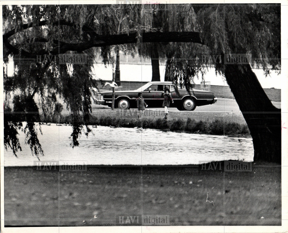 1974 Press Photo Belle isle,children,cleanup,beauty - Historic Images