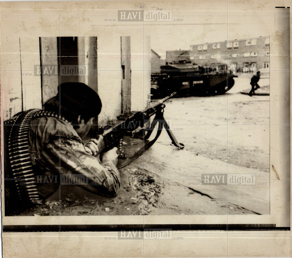 1972 Press Photo British Machine gunner Lononderry - Historic Images