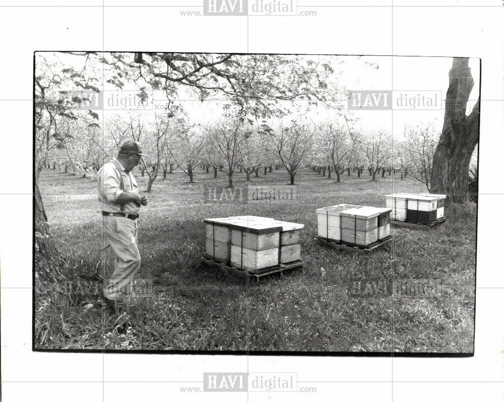 1992 Press Photo DEKORNE INSPECTS - Historic Images