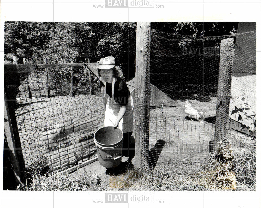 1991 Press Photo April May Anderson chicken coop feed - Historic Images