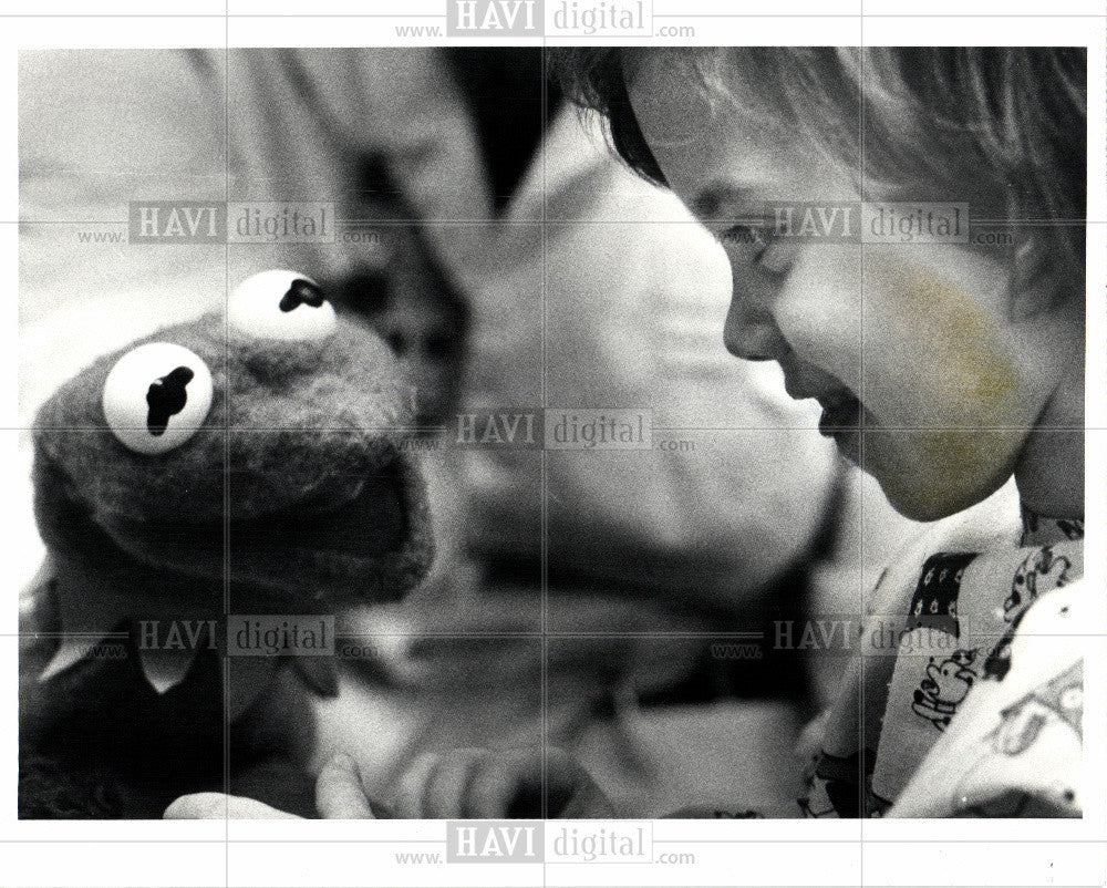 1983 Press Photo Angela Cerato Kermit Frog Clawson - Historic Images