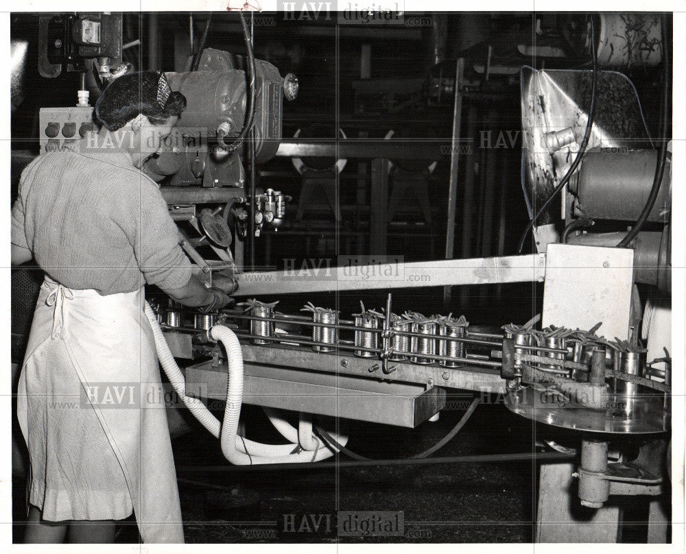 1963 Press Photo Experimental machine fills whole beans - Historic Images