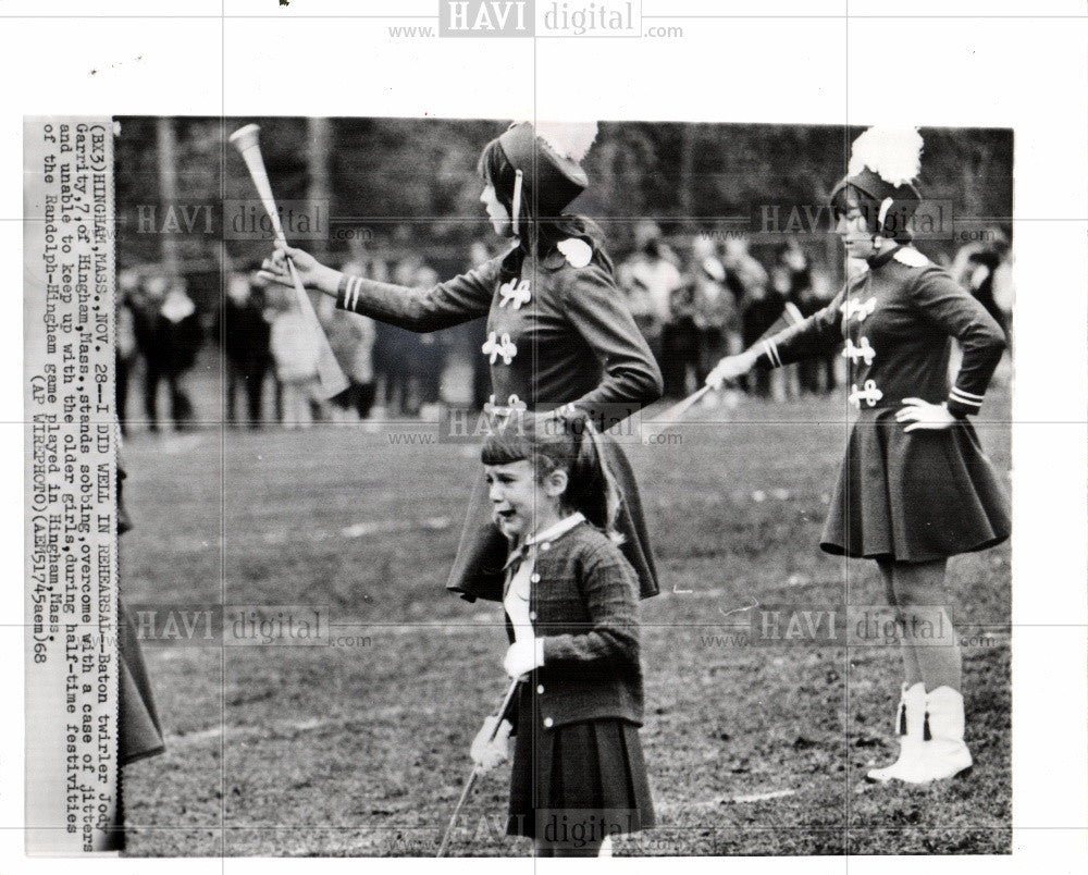 1968 Press Photo Jody Garrity cries during halftime - Historic Images