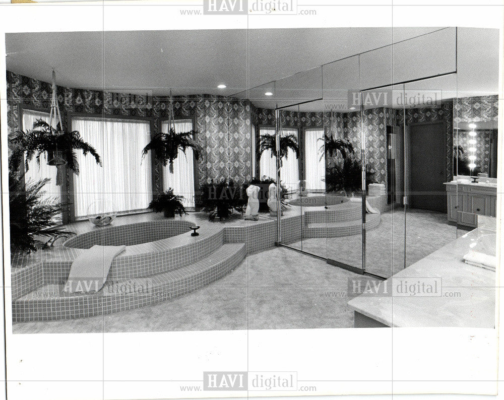 1977 Press Photo bath bathroom luxury mirrored closet - Historic Images