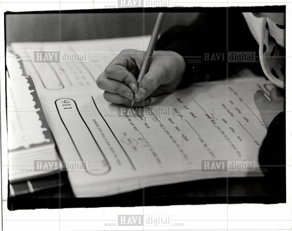 1989 Press Photo Exam, School - Historic Images