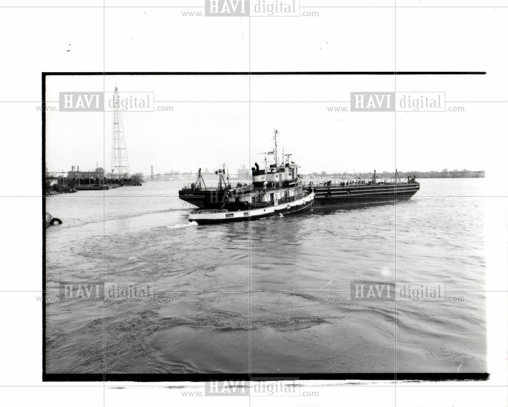 1990 Press Photo Tug pushes empty barge toward canada - Historic Images