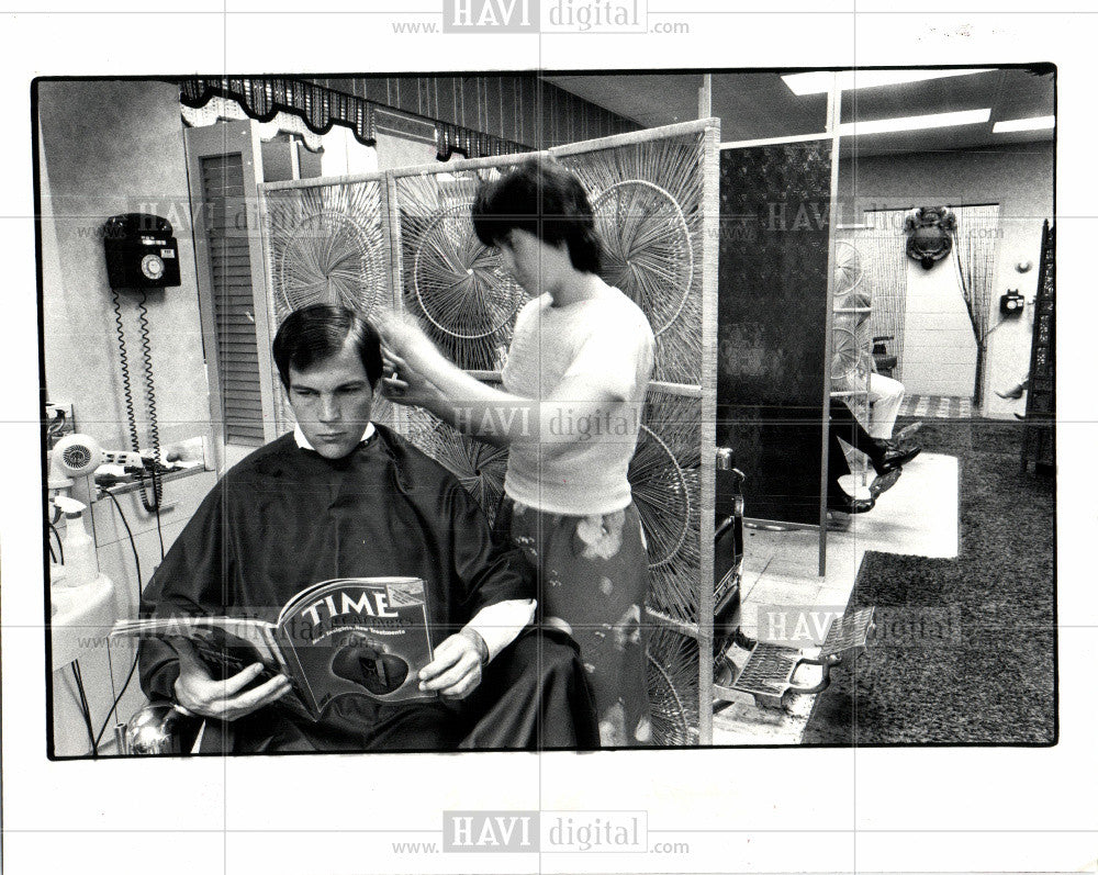 1981 Press Photo Barry Seaman, Mary Kallnowski, haircut - Historic Images