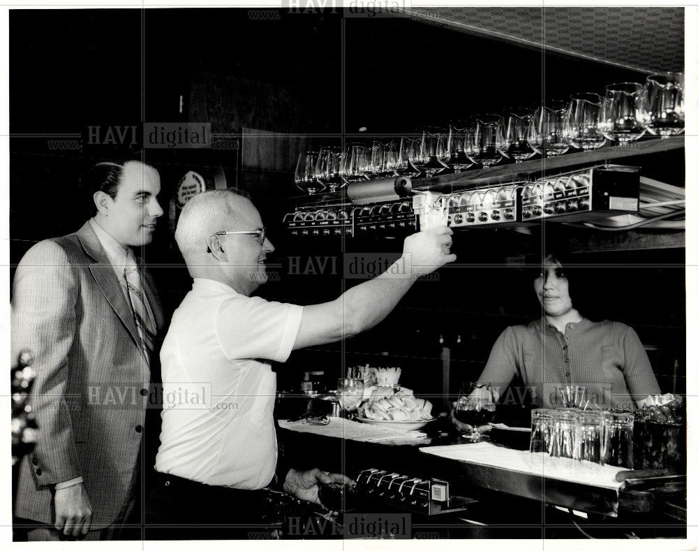 1976 Press Photo Weber&#39;s Golden tree Lounge bob hacker - Historic Images