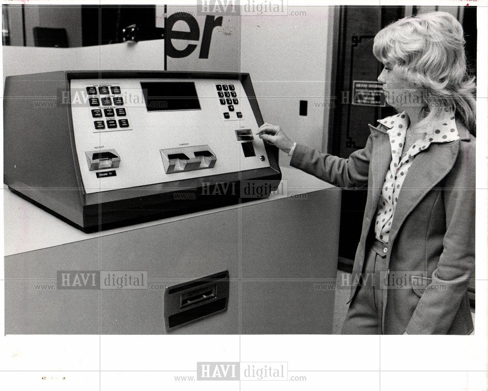 1976 Press Photo bankcomputer illegal  removed - Historic Images