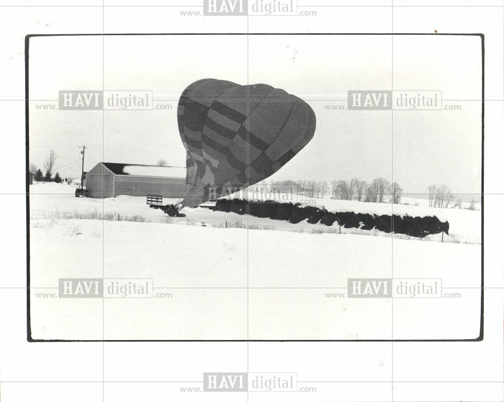 1982 Press Photo correction, hot air balloon - Historic Images