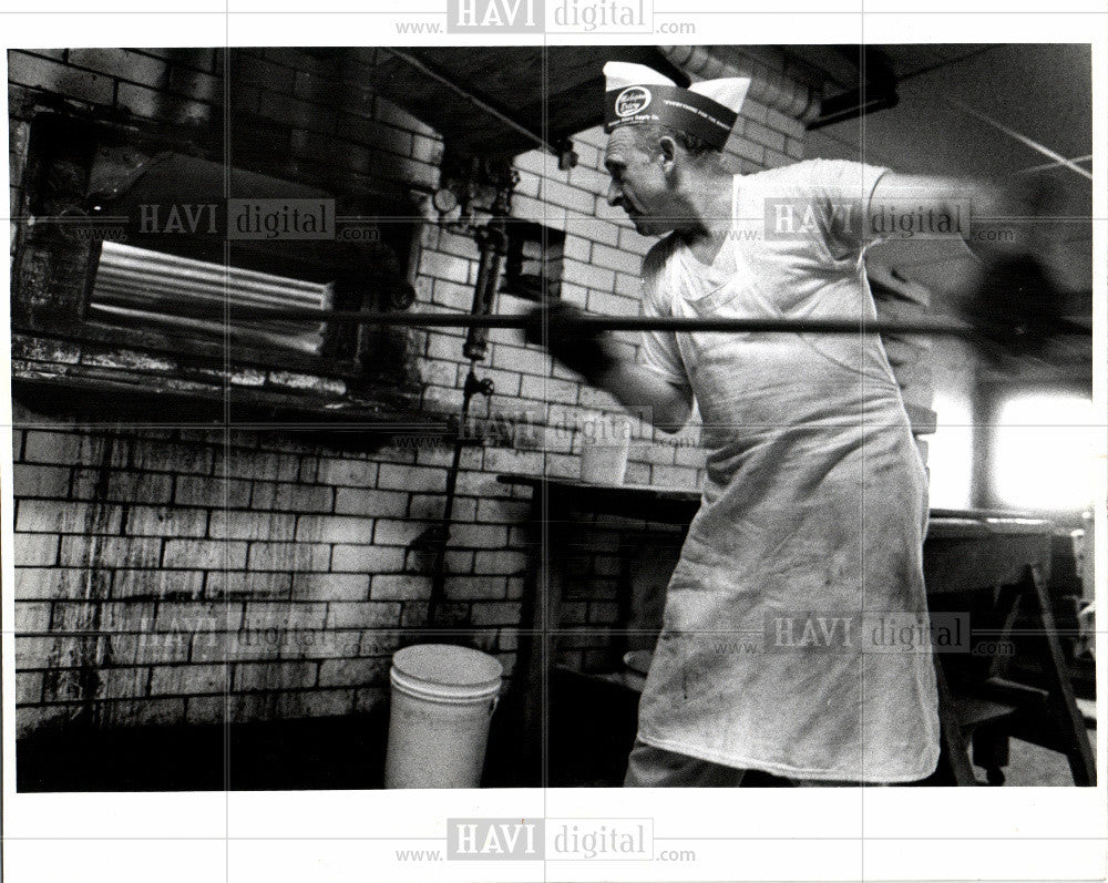 1980 Press Photo Bakery, Ilkovski, Bread, Baking - Historic Images