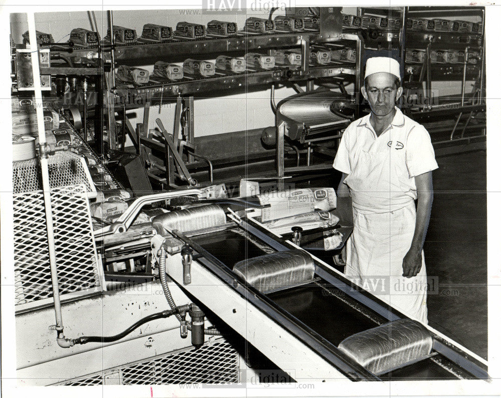 1967 Press Photo Bakery Automated Bread Line Awrey - Historic Images