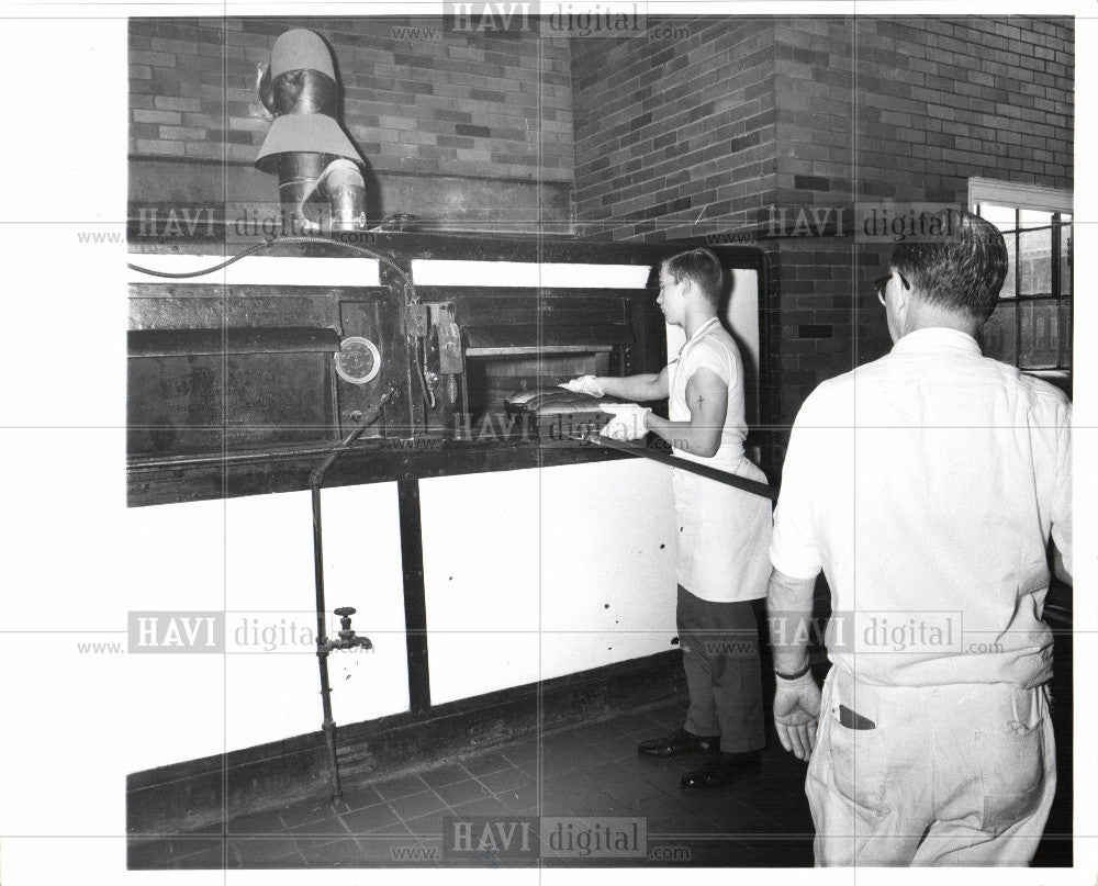 1969 Press Photo Bakery, bread, workers - Historic Images