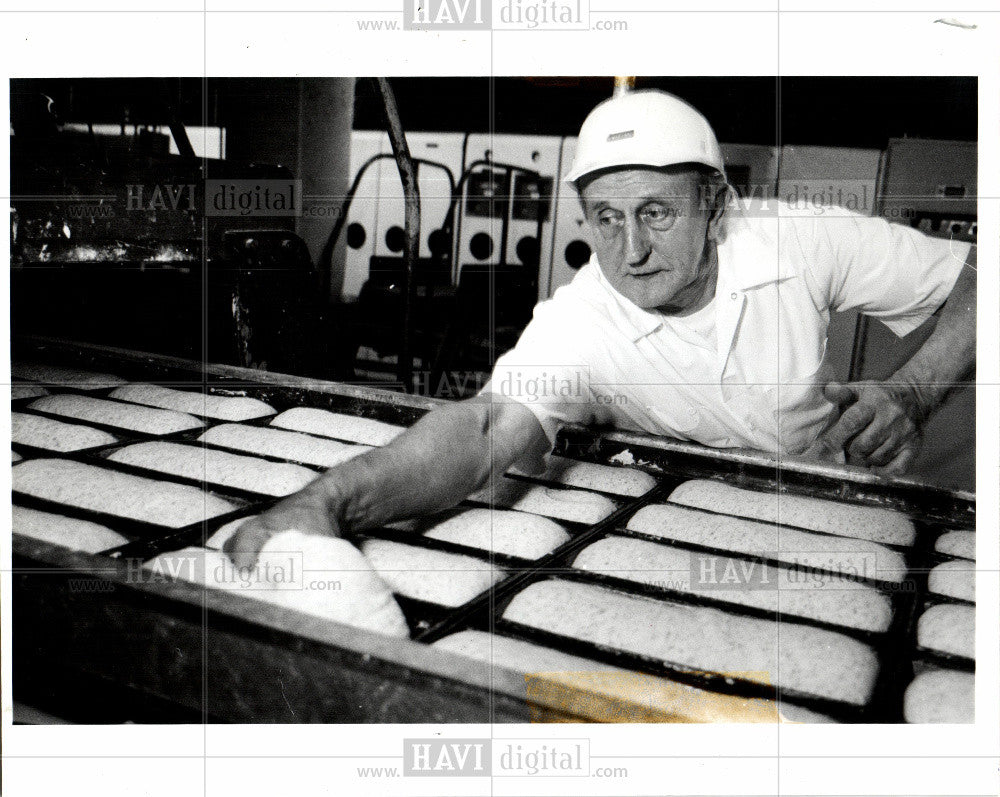 1990 Press Photo produces or/and sells baked goods - Historic Images