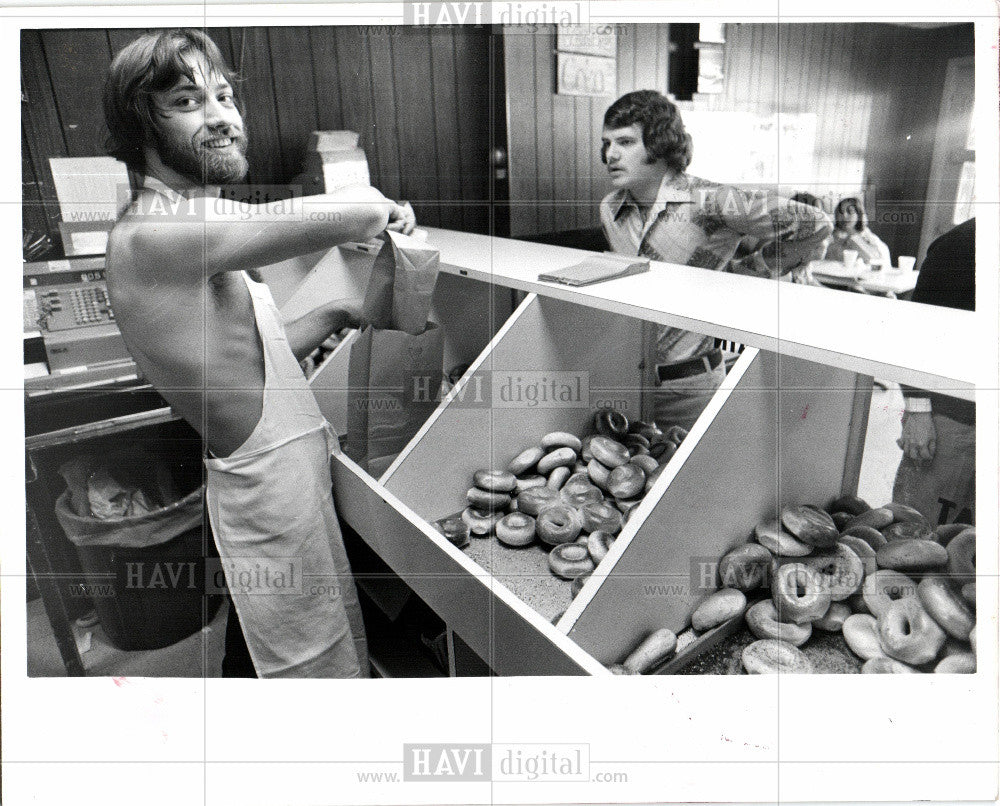 1977 Press Photo Bagel Factory before after game - Historic Images