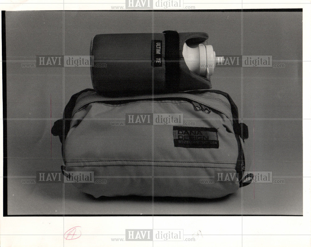 1989 Press Photo Backpack - Historic Images