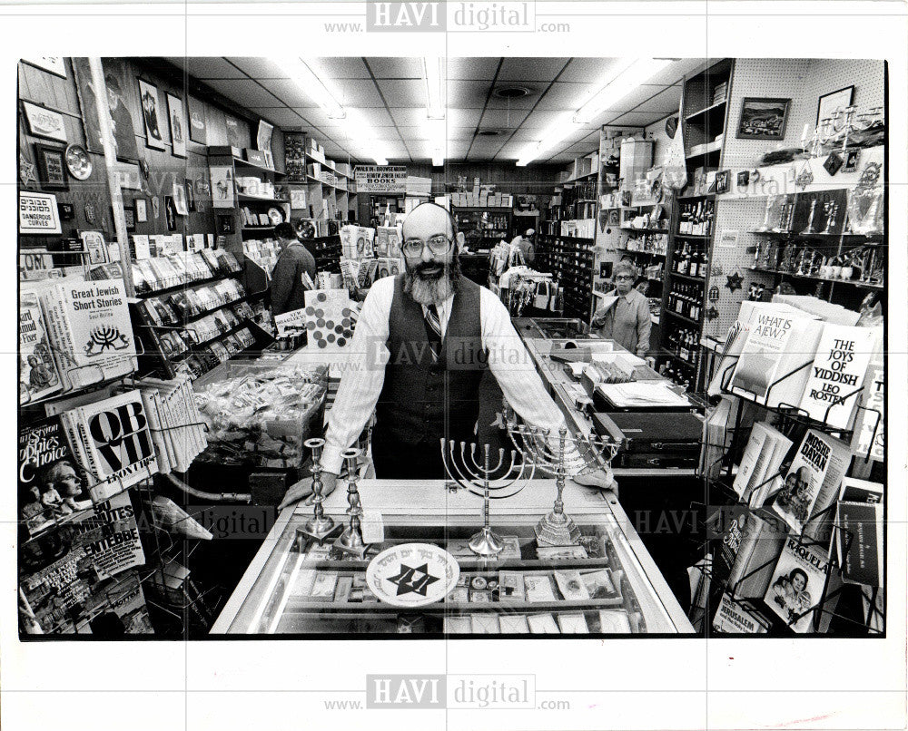 1980 Press Photo Book store merchandise retail 1980 - Historic Images