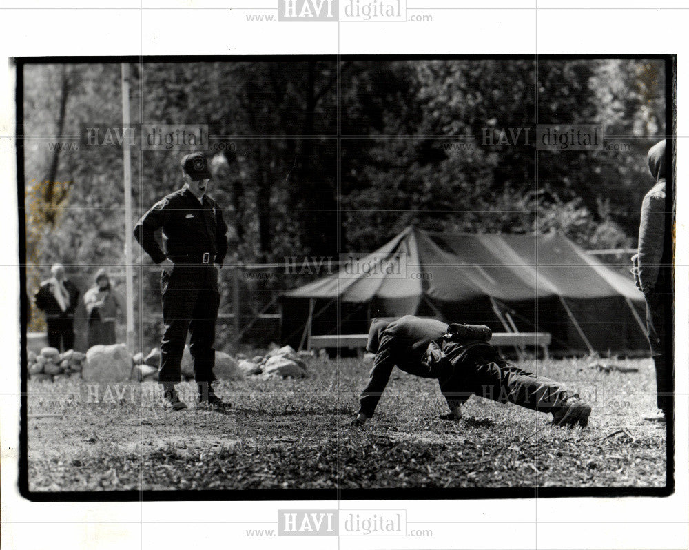 1990 Press Photo Deputy James General order push-ups. - Historic Images