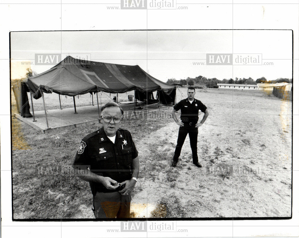 1990 Press Photo HAPPY CAMPERS. SITE FOR PRISON - Historic Images